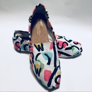 Toms women’s NWOT Shoes. Fun Print Size 6